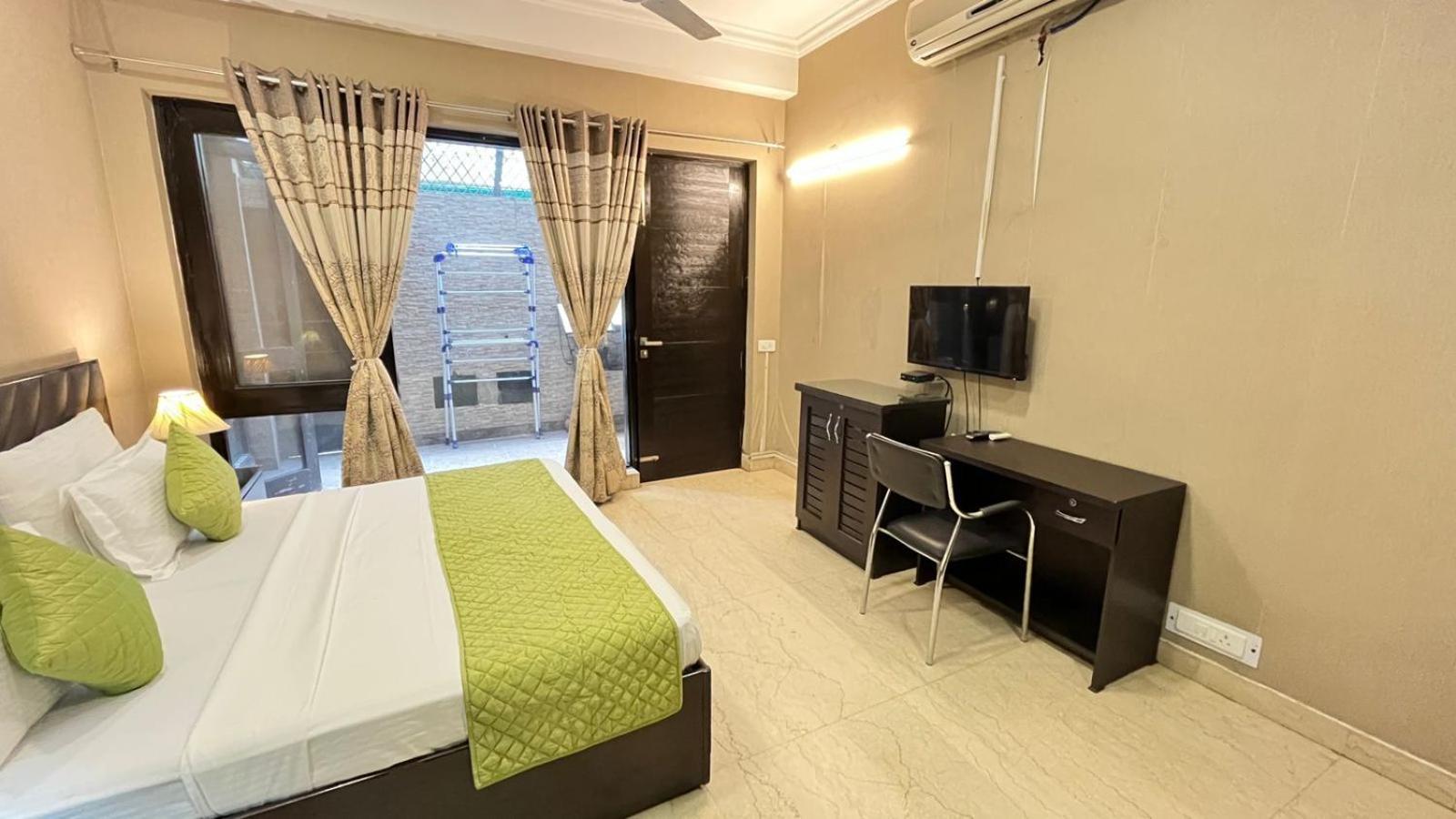 Hotel Abode Residency Near Embassy Delhi Safdarjung Enclave 3*