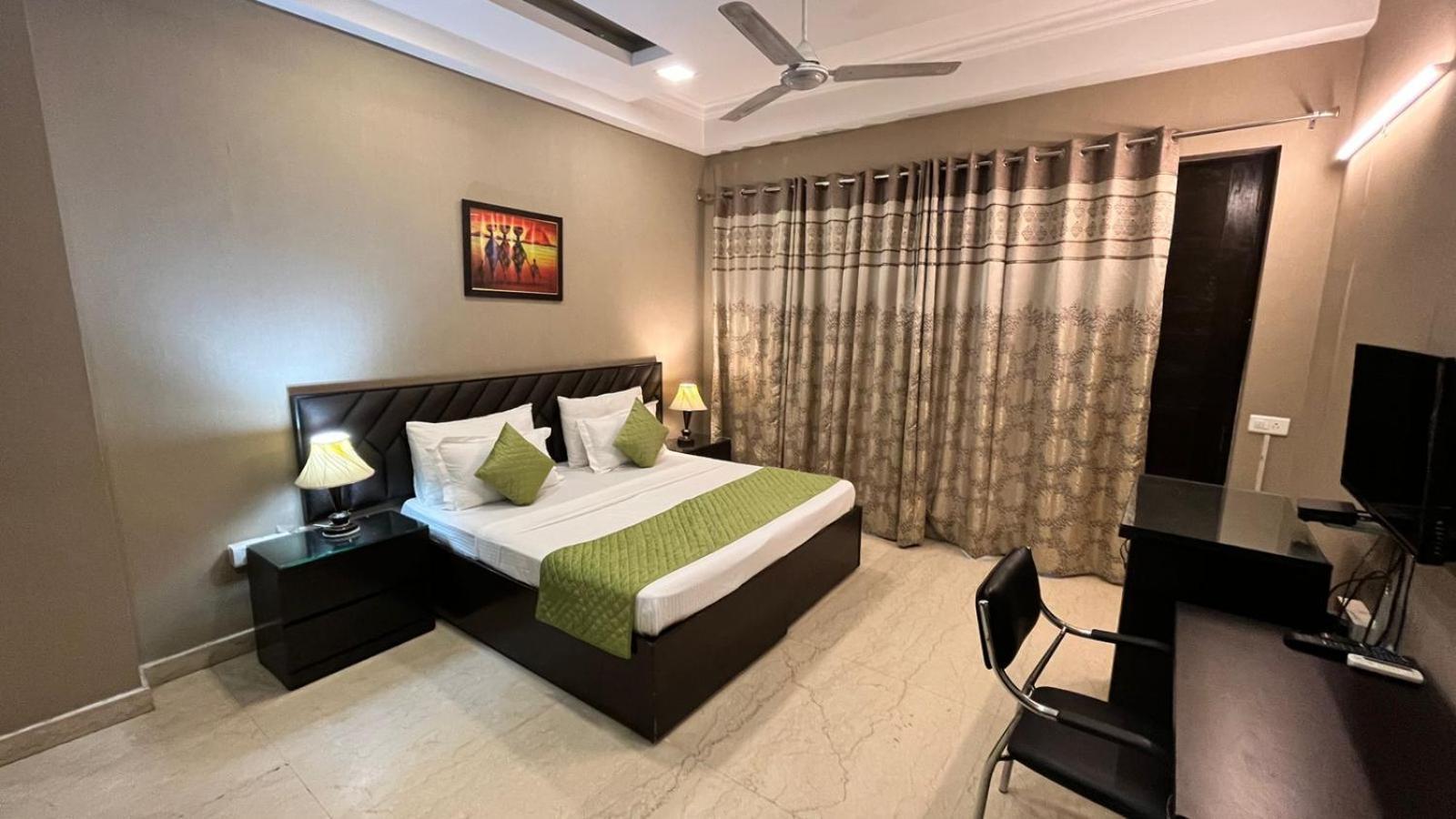 Abode Residency Near Embassy Delhi Safdarjung Enclave 3*