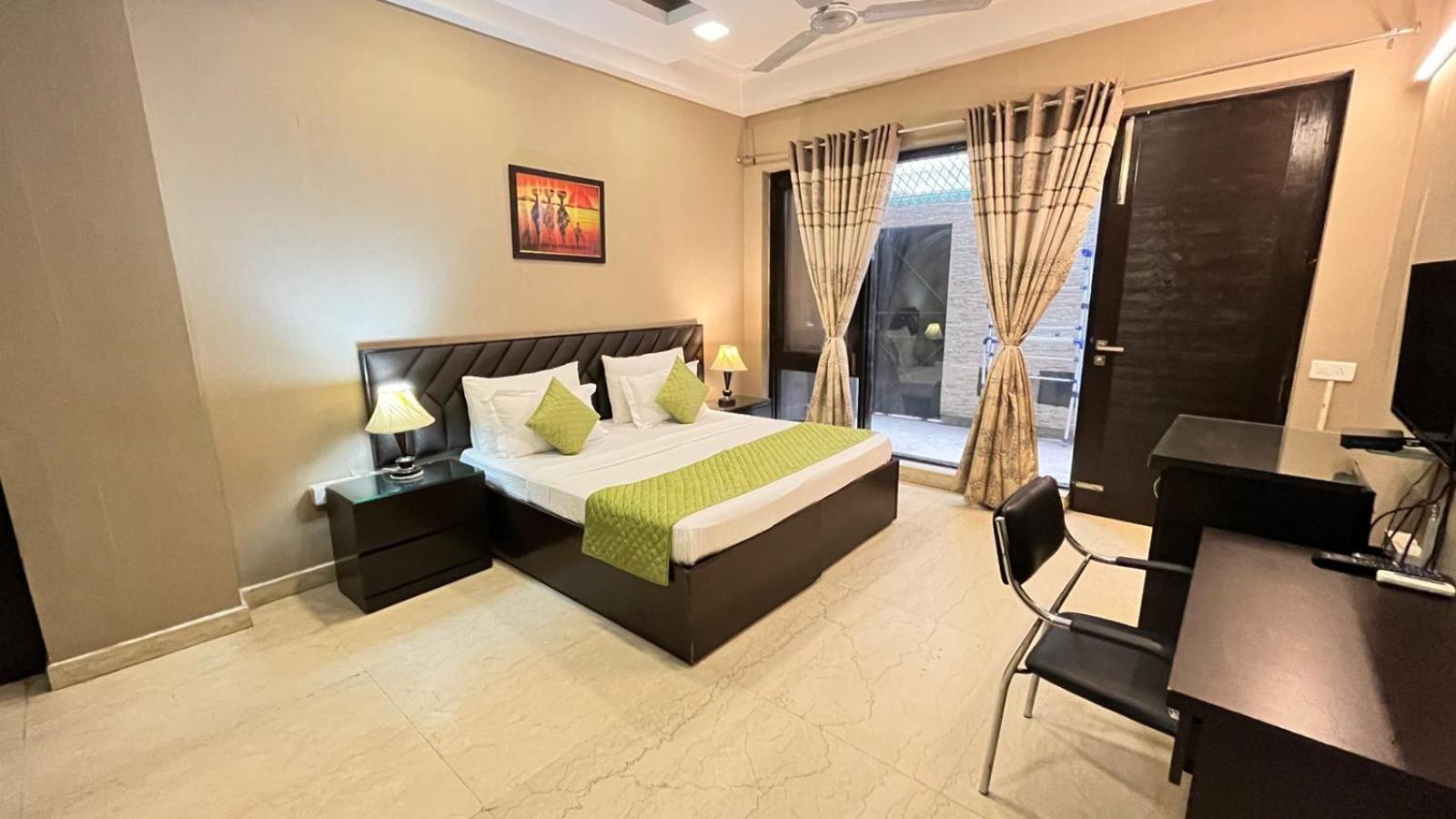 Hotel Abode Residency Near Embassy Delhi Safdarjung Enclave 3*