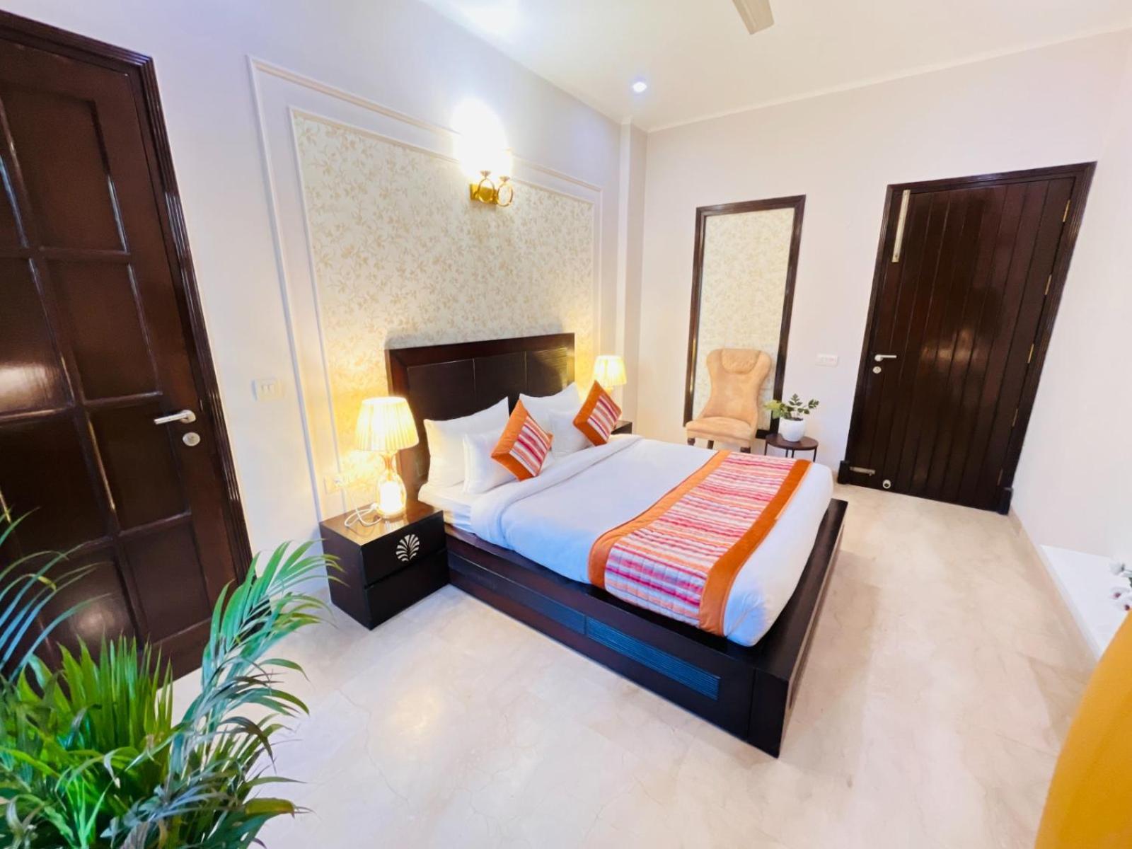 Hotel Abode Residency Near Embassy Delhi Safdarjung Enclave 3*